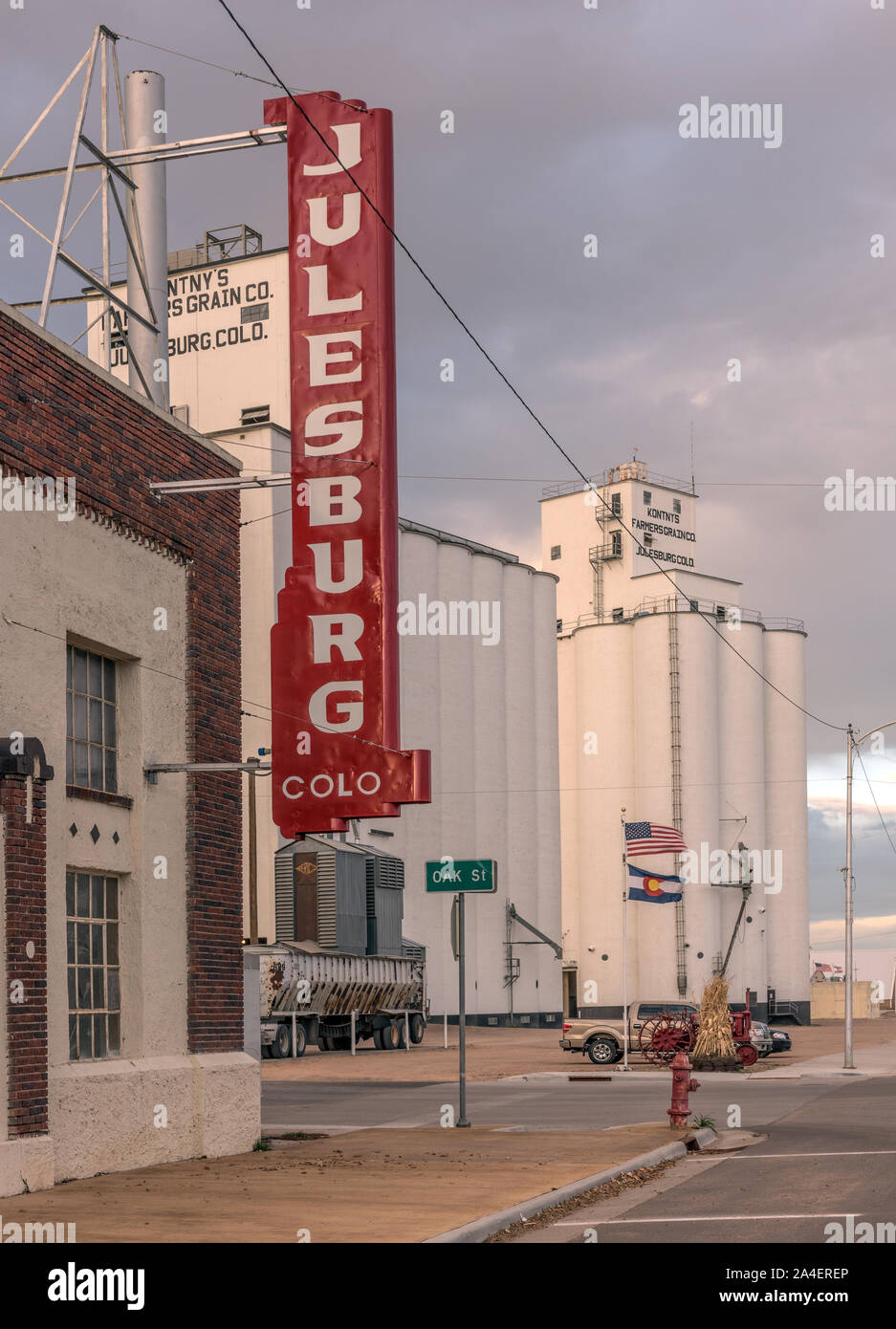Questo assomiglia molto a un film-teatro tendone, ma questo segno in poco Julesburg, Colorado, sul confine del Nebraska, è attaccato a un edificio commerciale che non mostrare le pellicole Foto Stock