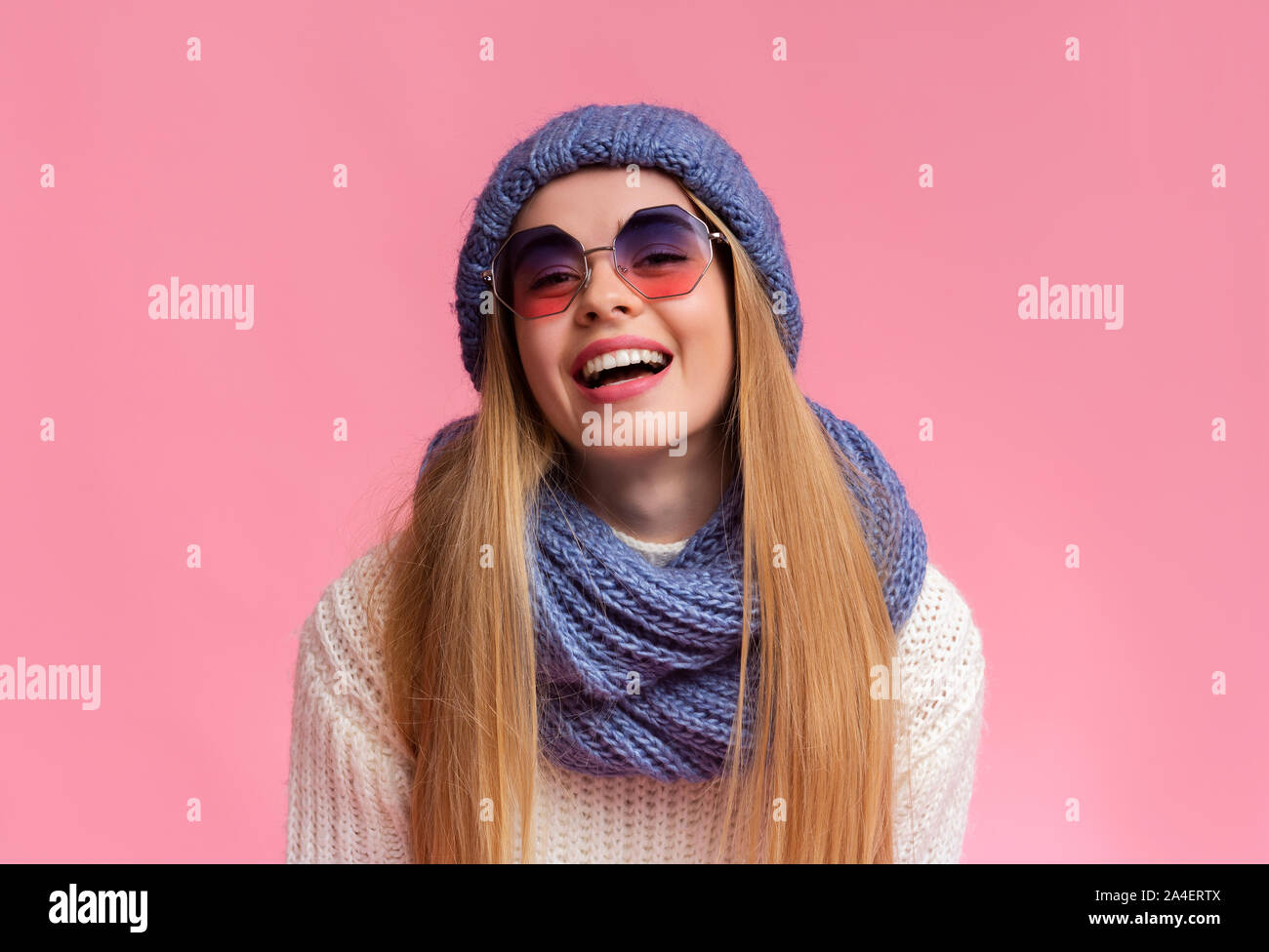 Bella donna bionda ridere su sfondo rosa Foto Stock