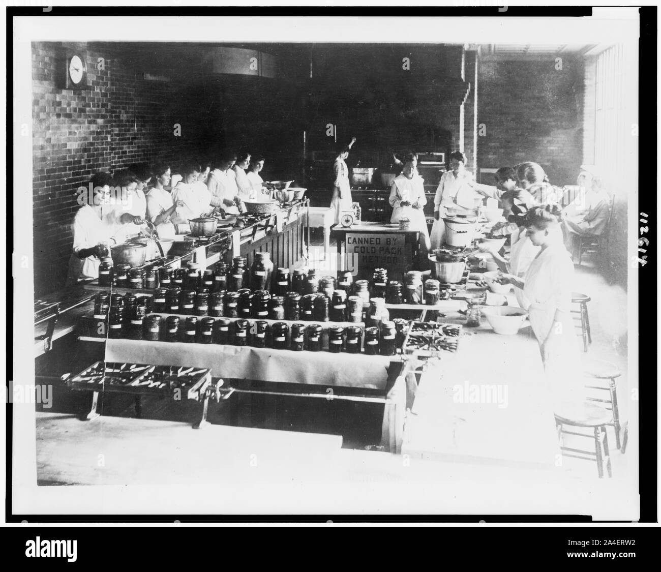 Questo mostra le ragazze sia conserve di frutta e ortaggi Foto Stock