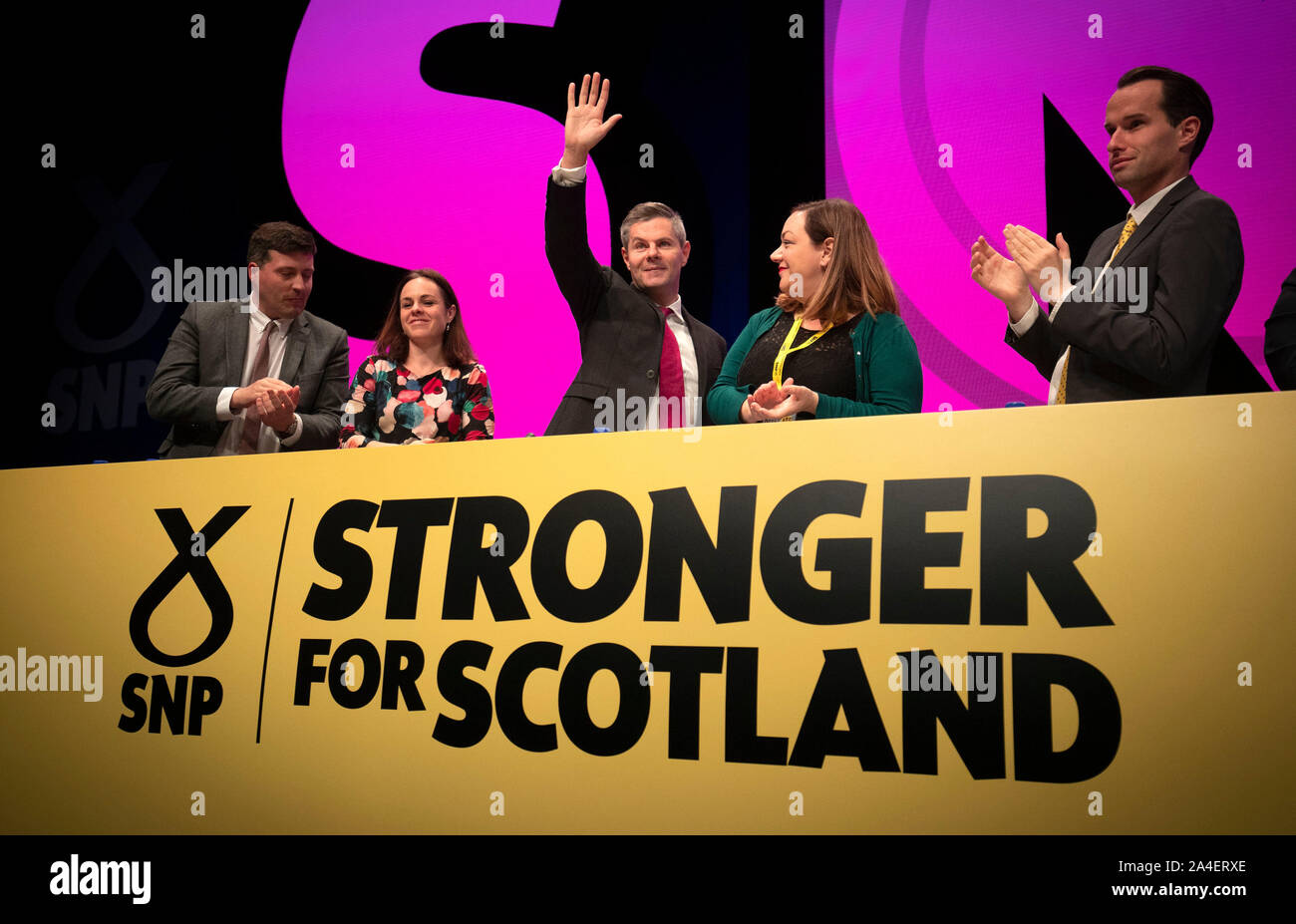 Ritrasmettere modifica immagine data segretario delle finanze Derek Mackay onde ai delegati dopo la consegna del suo discorso durante il 2019 SNP autunno conferenza presso l'evento complesso in Aberdeen. Foto Stock