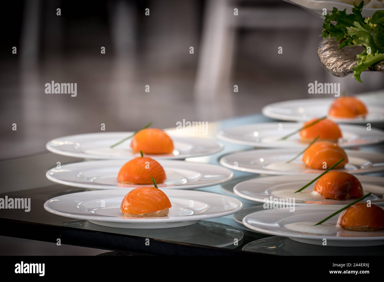 Fresco e delizioso sushi cibo giapponese, isolato in una piastra bianca. Foto Stock