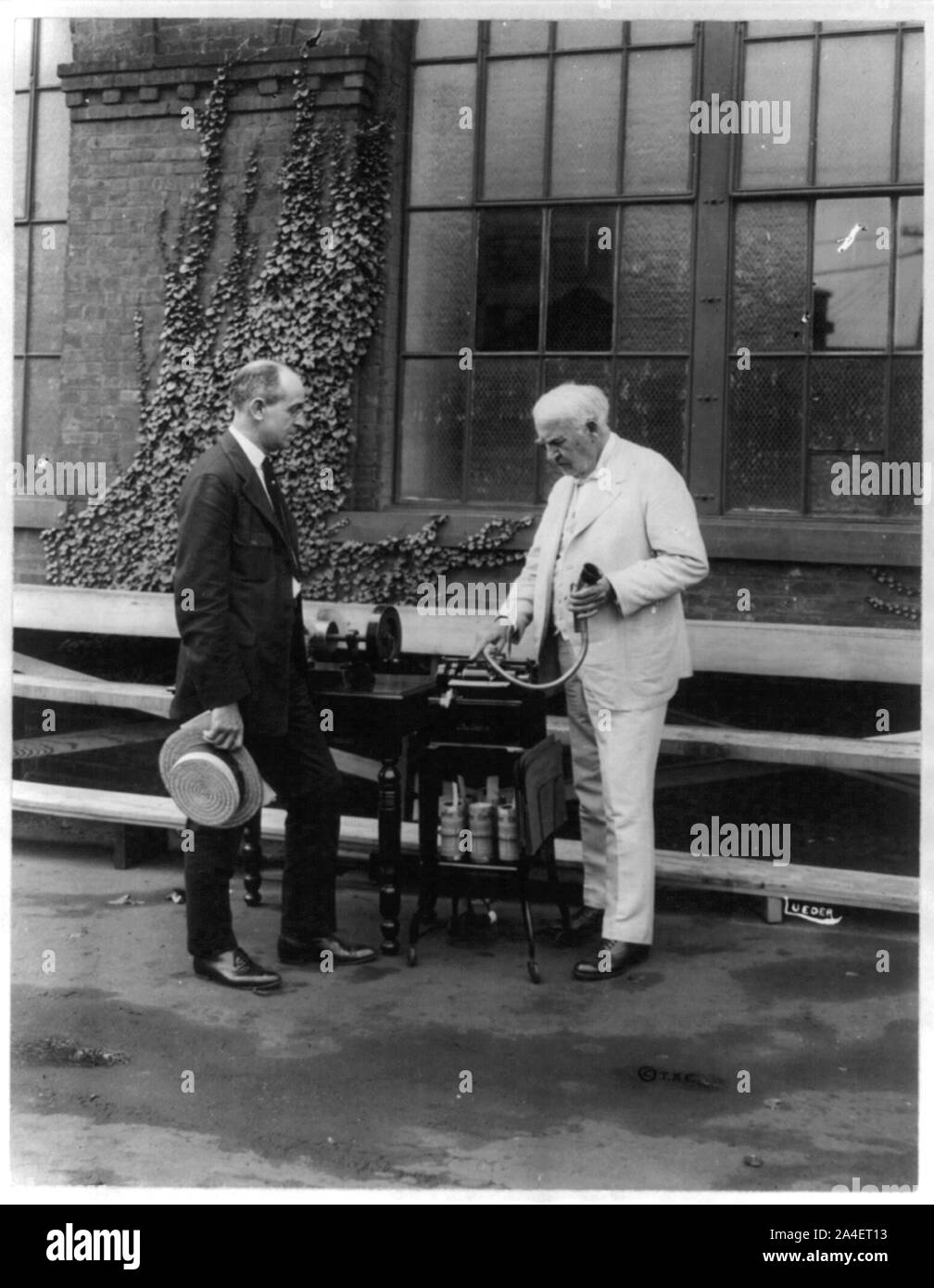 Thomas A. Edison con la sua macchina di dettatura e A.A. bratton. Foto Stock Thomas A. Edison con la sua macchina di dettatura e A.A. bratton. Foto Stock