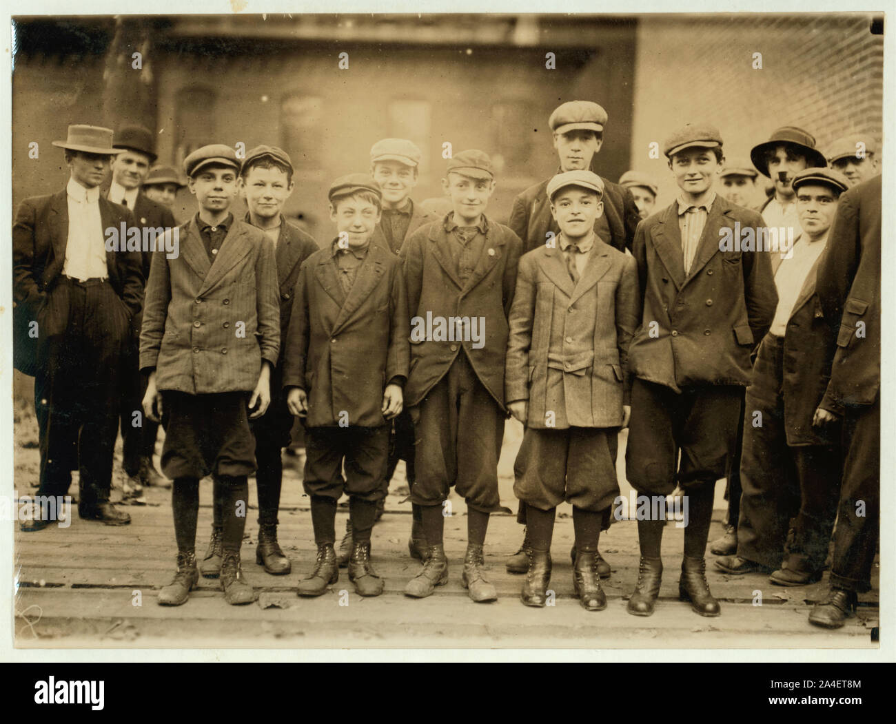 Thomas Alverriere nella fila anteriore sinistra della foto, 42 Prince Street, compare 12 anni, ha svolto un anno di lavoro qui. Non parla inglese. Alderio (o Alden) Sylvester (accanto a Thomas) 210 Moody San opere in camera di filatura. Majorique Boncalir [cioè Bonclair] (a metà della fila anteriore), 42 Prince San, stato nella camera di filatura 3 anni. Non è in grado di scandire il nome del mulino. Detto ella [cioè egli] era 11 anni. Foto Stock