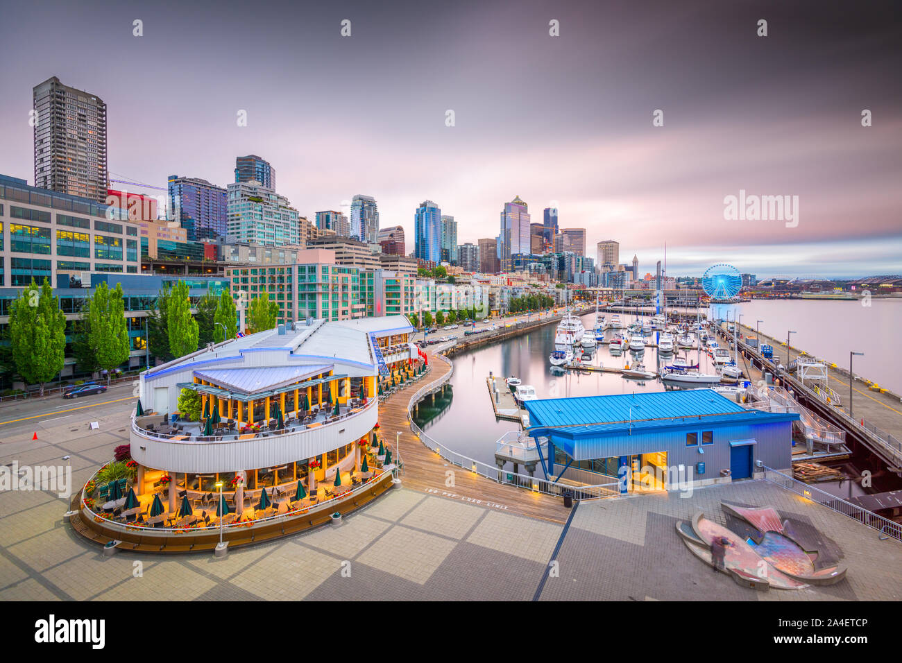Seattle, Washington, Stati Uniti d'America pier e sullo skyline al tramonto. Foto Stock