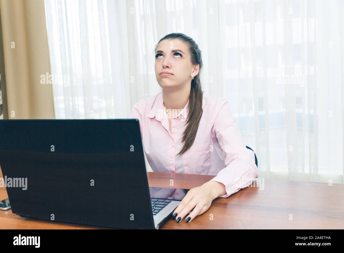 La bambina sta vivendo la fatica e stress sul posto di lavoro Foto Stock