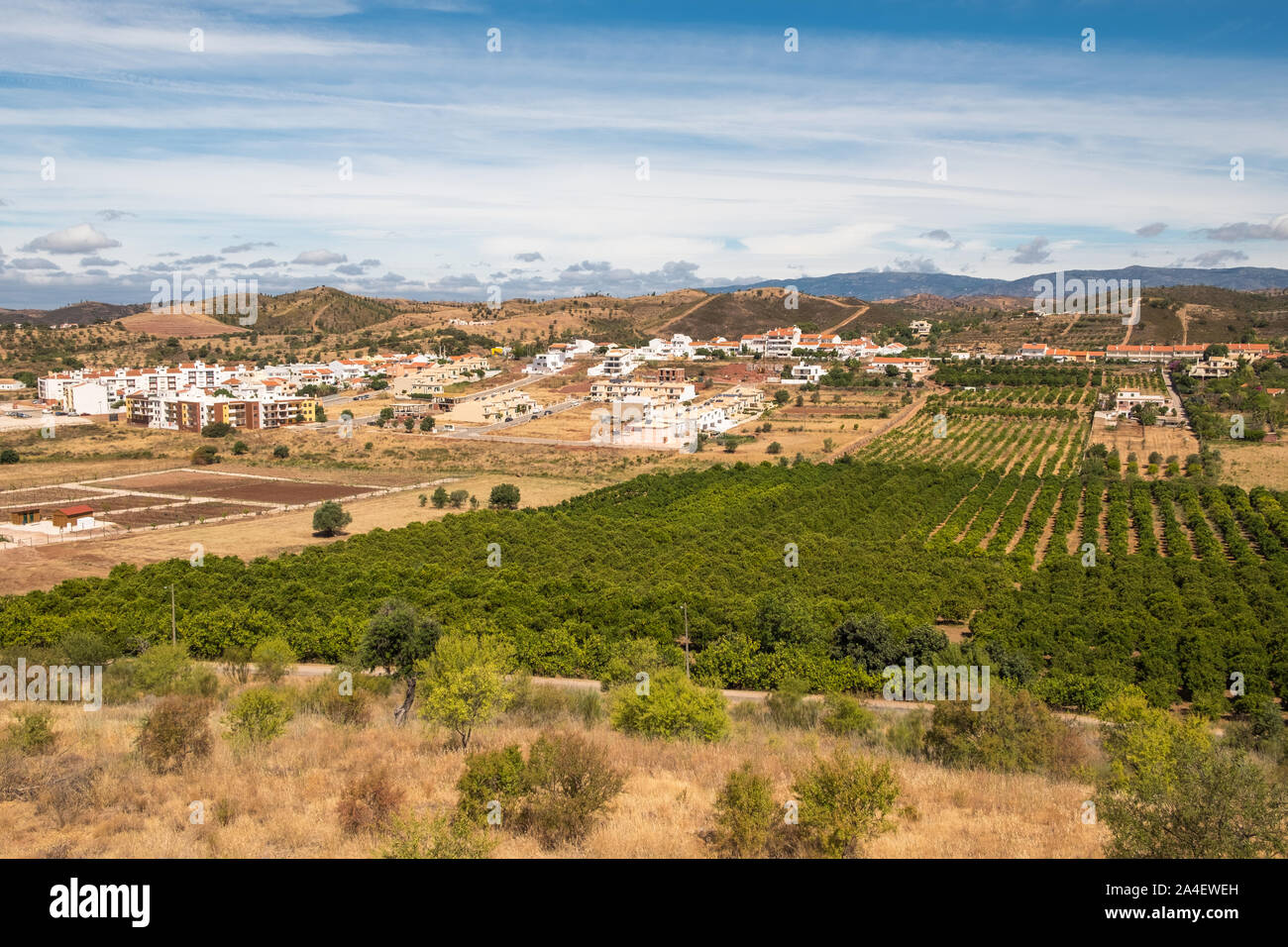 Vista delle colline circostanti dalla storica città di Silves in Portogallo che era una volta la capitale dell'Algarve Foto Stock