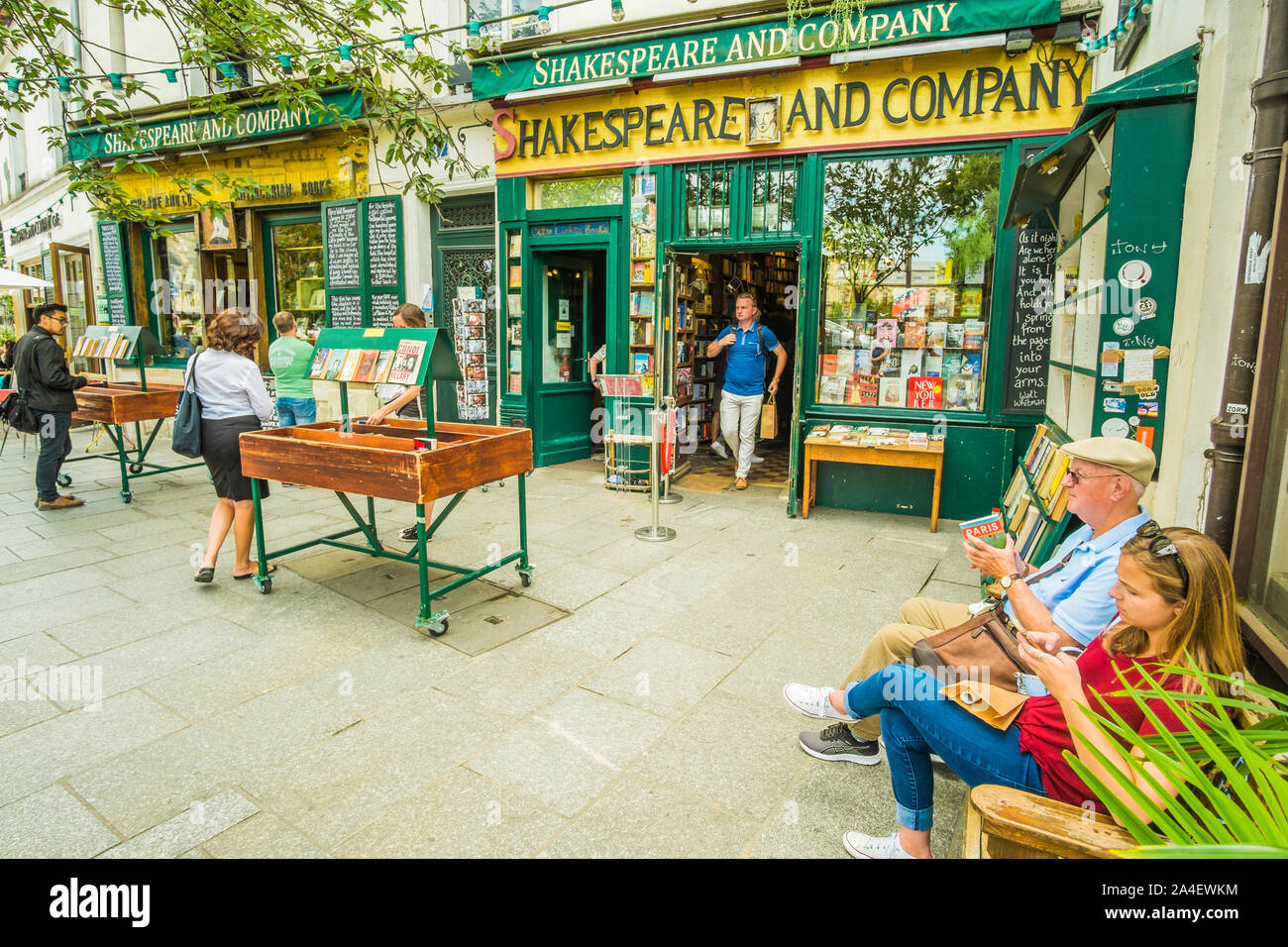 I clienti e i turisti sul piazzale della lingua inglese bookstore 'shakespeare e società" Foto Stock