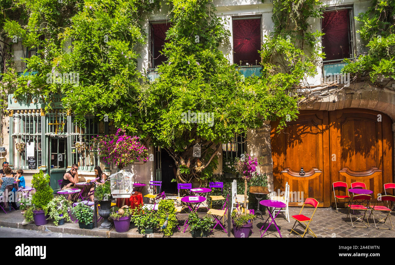 Scena di strada nella parte anteriore del vino portoghese bar alimentare store e sidewalk cafe 'talego' Foto Stock