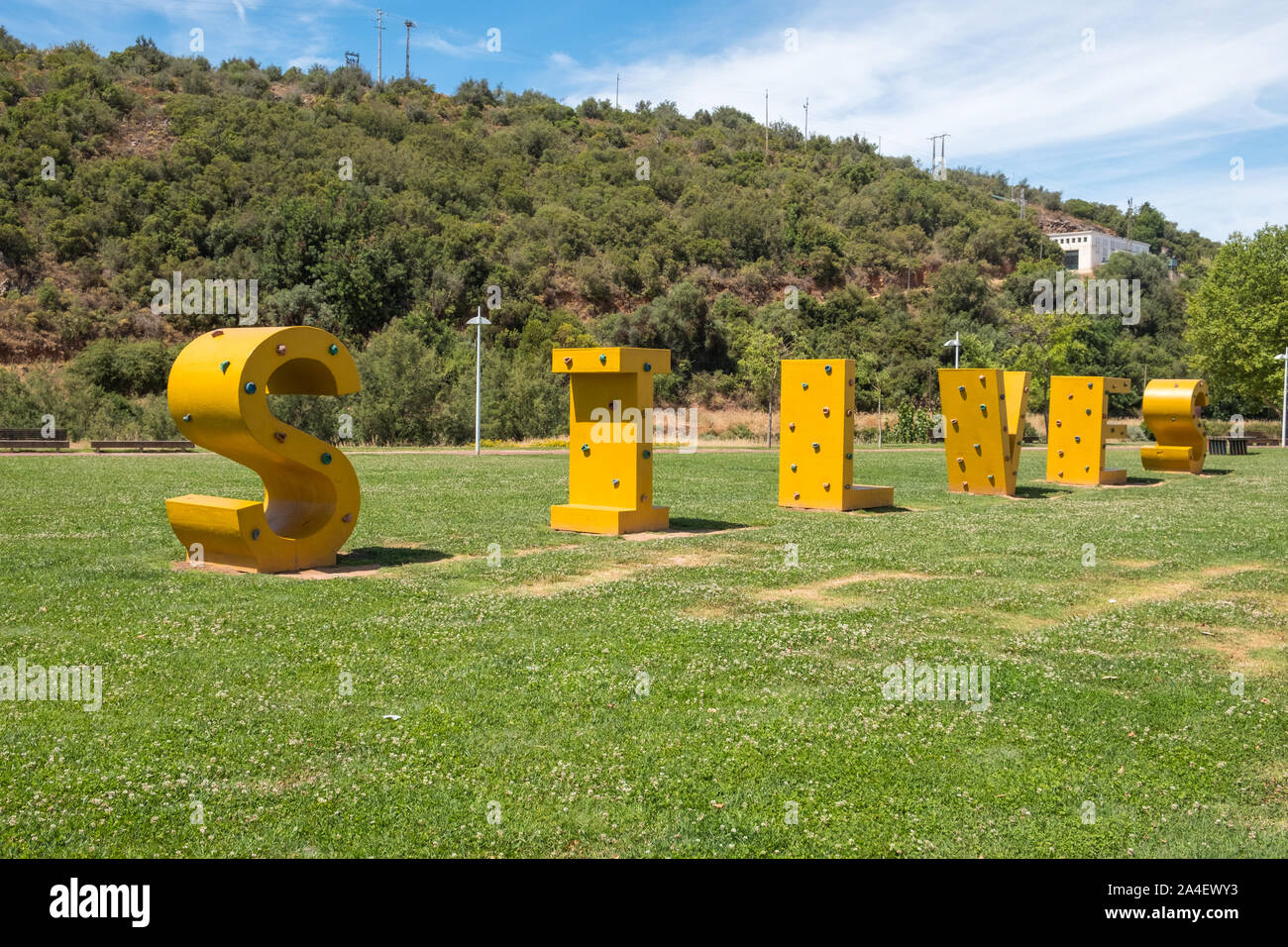 Grande giallo lettere l'ortografia del nome Silves nel Parque Ribeirinho de Silves nella storica città di Silves in Algarve, PORTOGALLO Foto Stock