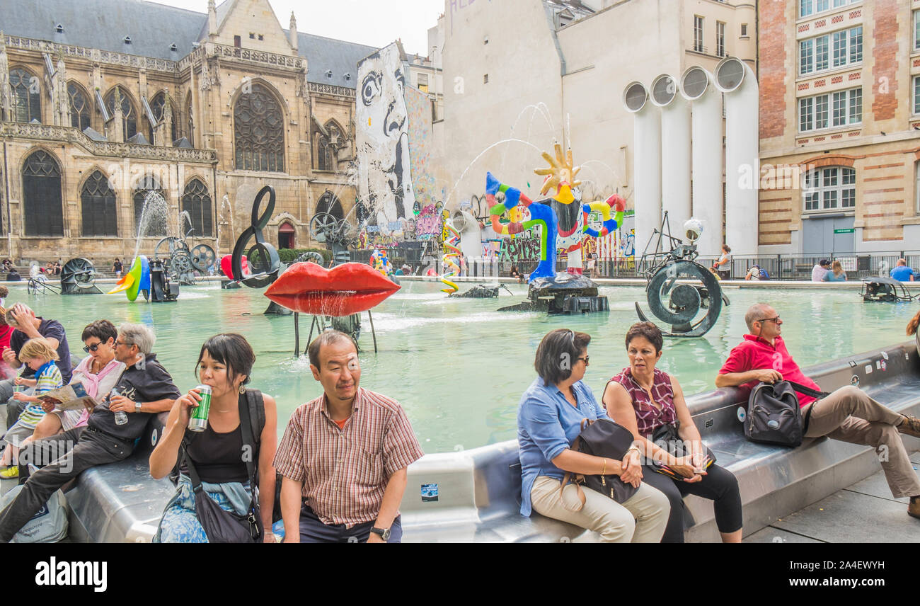 Asiatici e turisti europei prendendo una pausa nella parte anteriore della Fontana Stravinsky Foto Stock