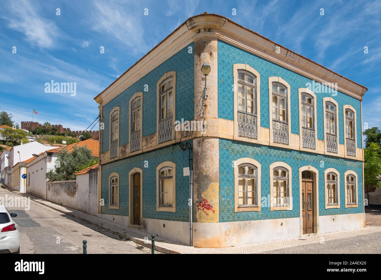 Elegante casa trascurate coperti in blu piastrelle decorative nella storica città di Silves in Portogallo che era una volta la capitale dell'Algarve Foto Stock