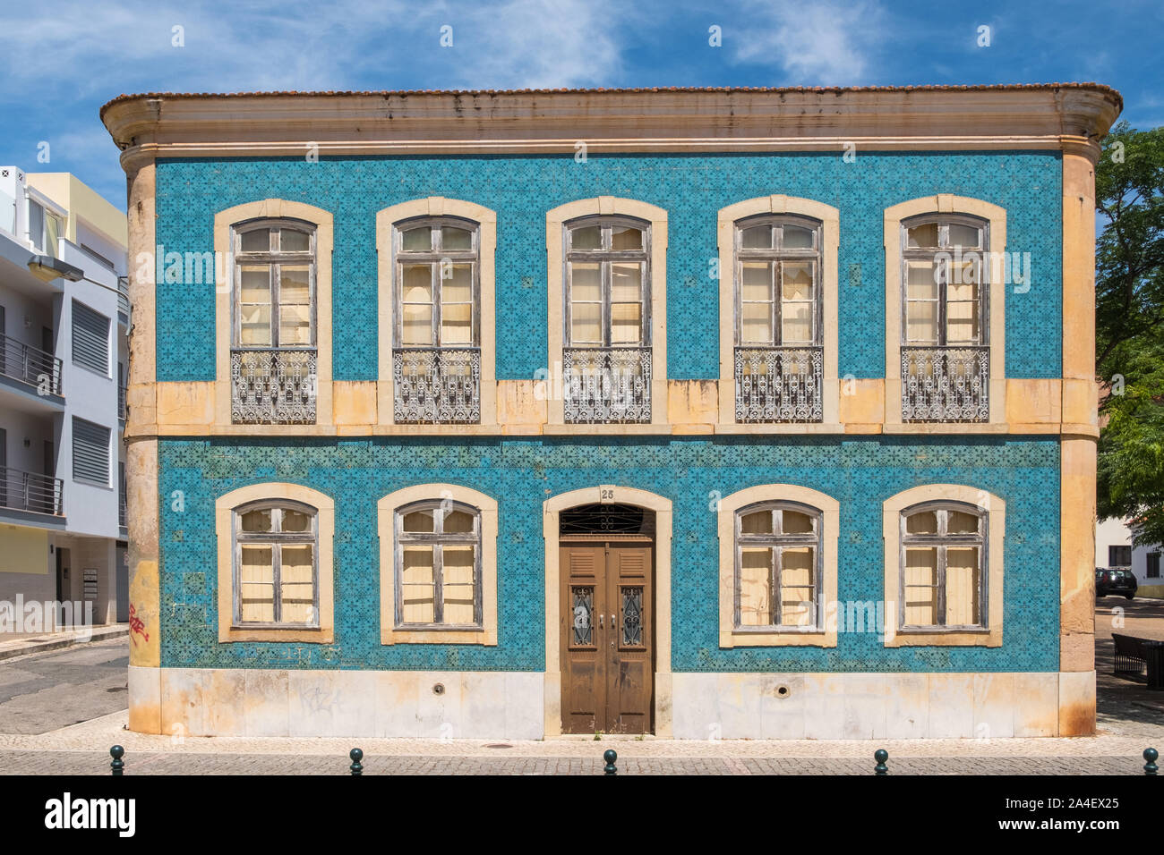 Elegante casa trascurate coperti in blu piastrelle decorative nella storica città di Silves in Portogallo che era una volta la capitale dell'Algarve Foto Stock