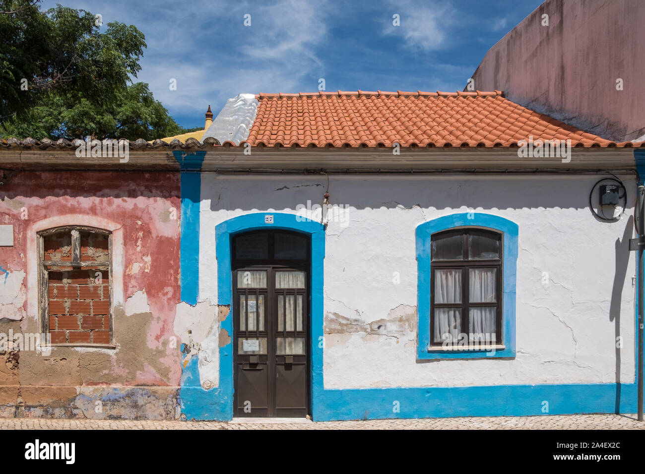 Piccola casa bianca e la casa azzurra nella storica città di Silves in Portogallo che era una volta la capitale dell'Algarve Foto Stock