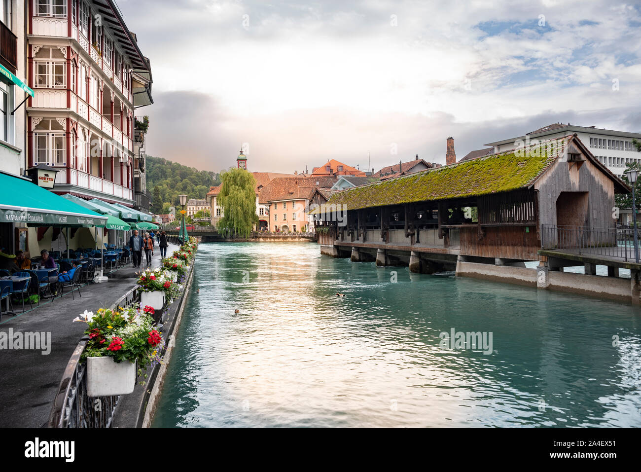 Il centro storico con il fiume Aare e il ponte in legno Untere Schleuse, Thun, Oberland bernese, Svizzera, Europa Foto Stock