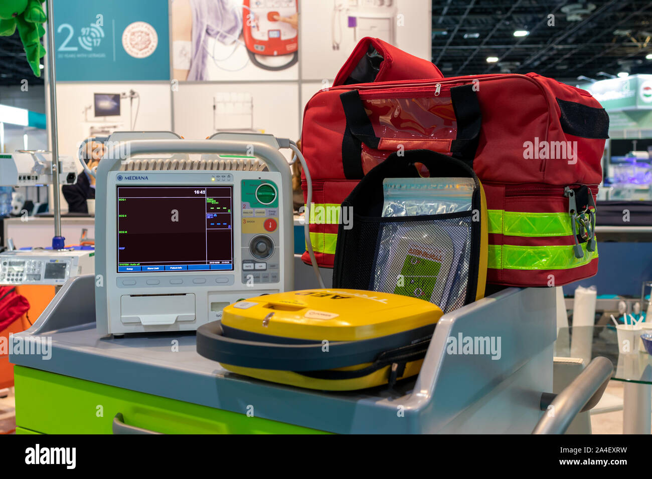 BUDAPEST, Ungheria / Ottobre 09, 2019: AED kit sul display su un medico di commercio equo Foto Stock