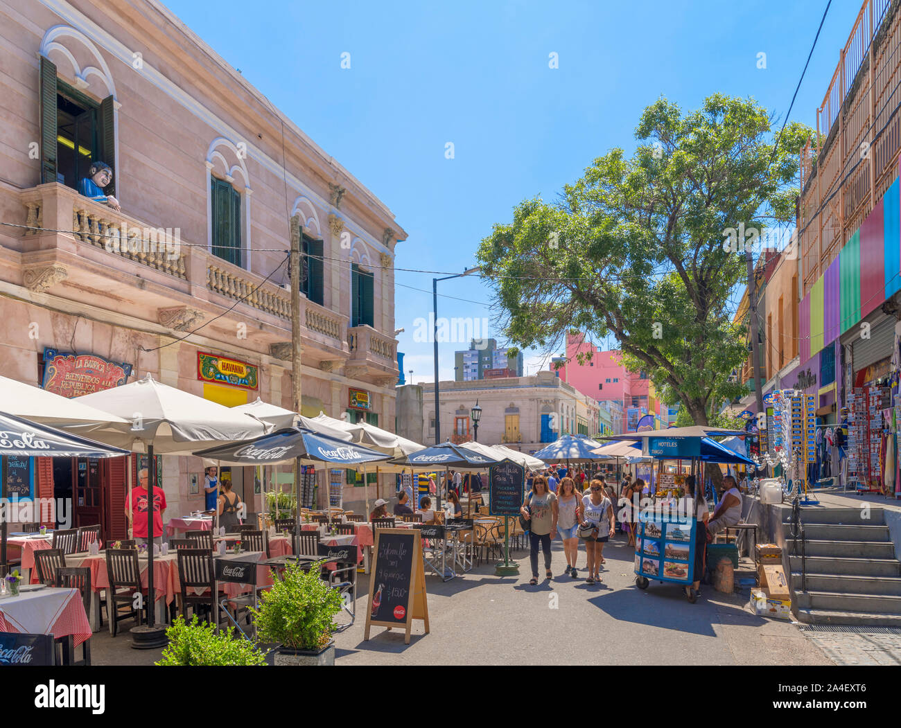 Bar, ristoranti e caffetterie su El Caminito, un colorato street a La Boca distretto di Buenos Aires, Argentina Foto Stock