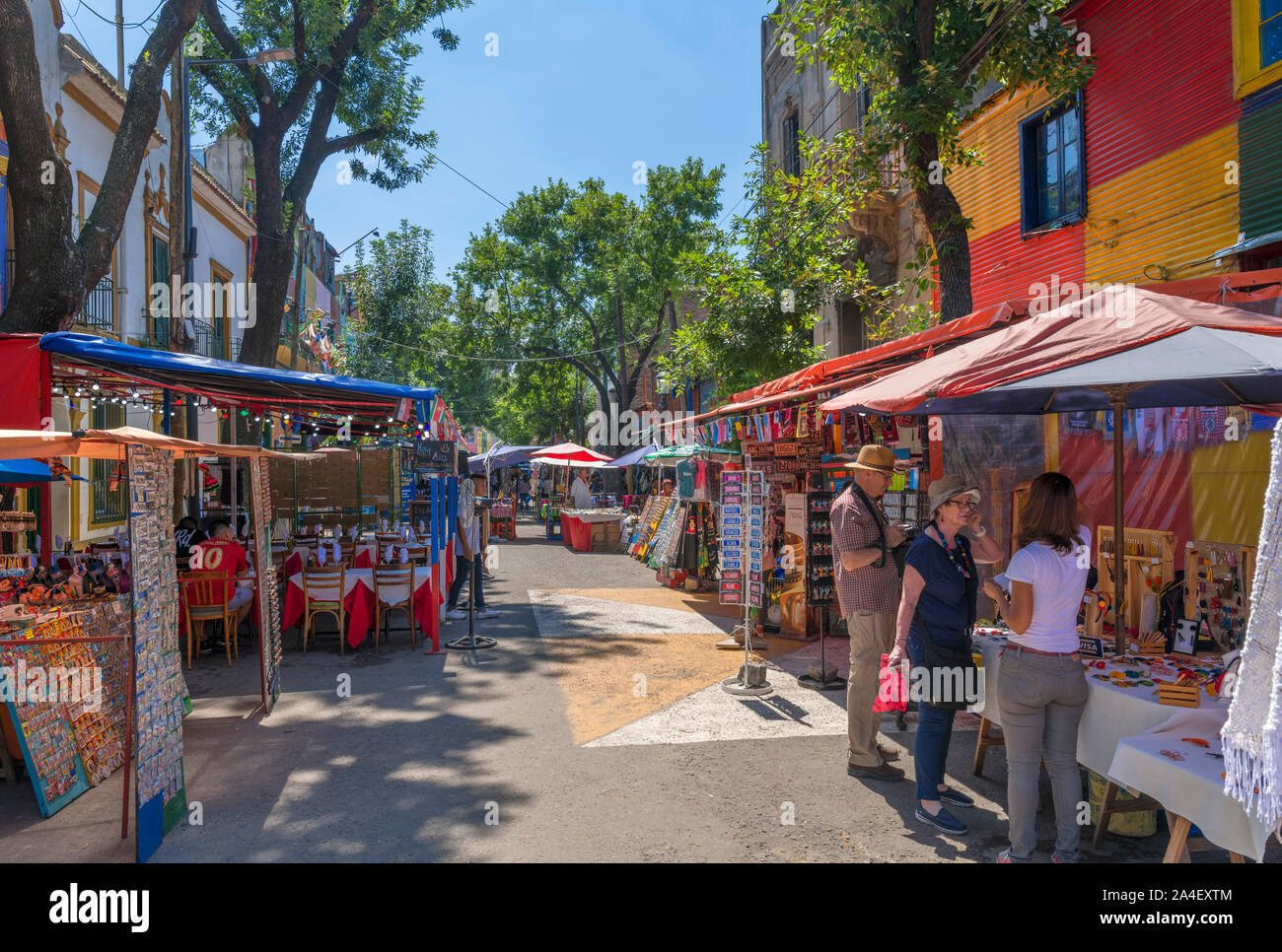 Le bancarelle del mercato e le caffetterie sul Magallanes, El Caminito, La Boca distretto, Buenos Aires, Argentina Foto Stock