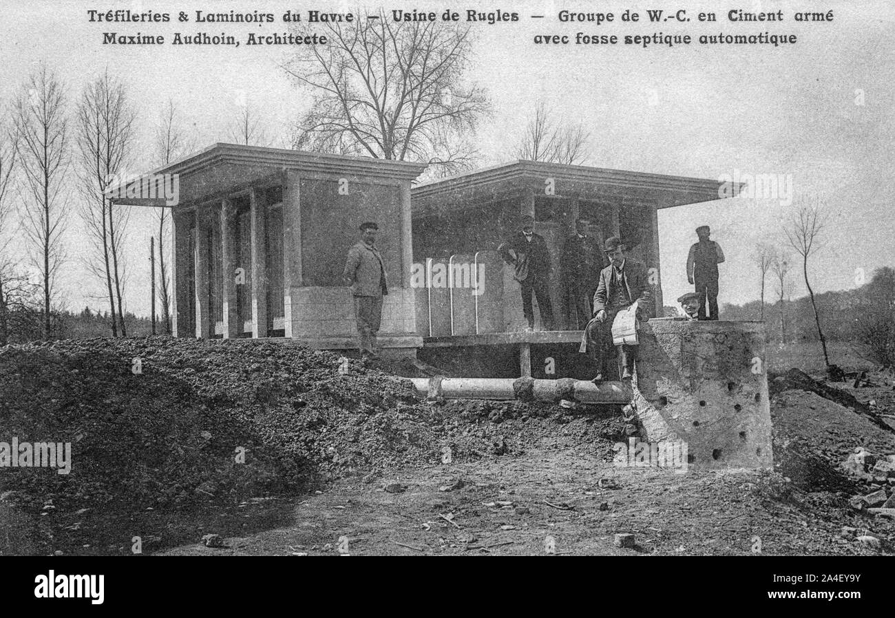 Gruppo di bagni, bagni in cemento armato con automatico serbatoio settico, FABBRICA IN RUGLES, OPERE DI FILO E LAMINATOIO, MAXIME AUDHOIN ARCHITECTE, Normandia, Francia Foto Stock