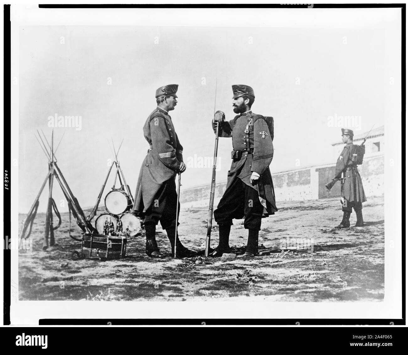 Tre soldati spagnoli di intera lunghezza verticale, a piedi, con bayoneted fucili e tamburi Foto Stock