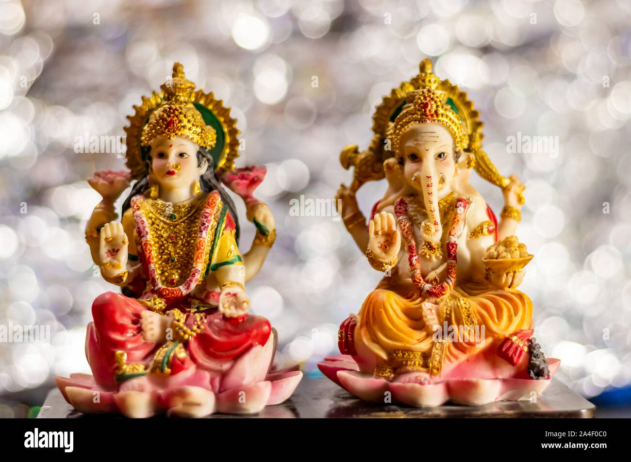 Divinità indù concetto con Ganesha e Laxmi idoli con sfondo luminoso Foto Stock