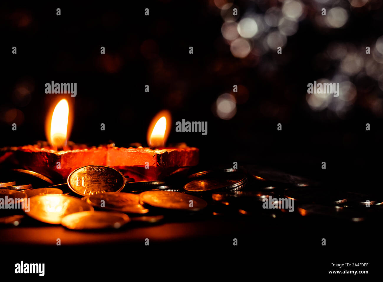 Piano orizzontale avente due lampade in terracotta e monete - Diwali prosperità concetto nell'Induismo Foto Stock