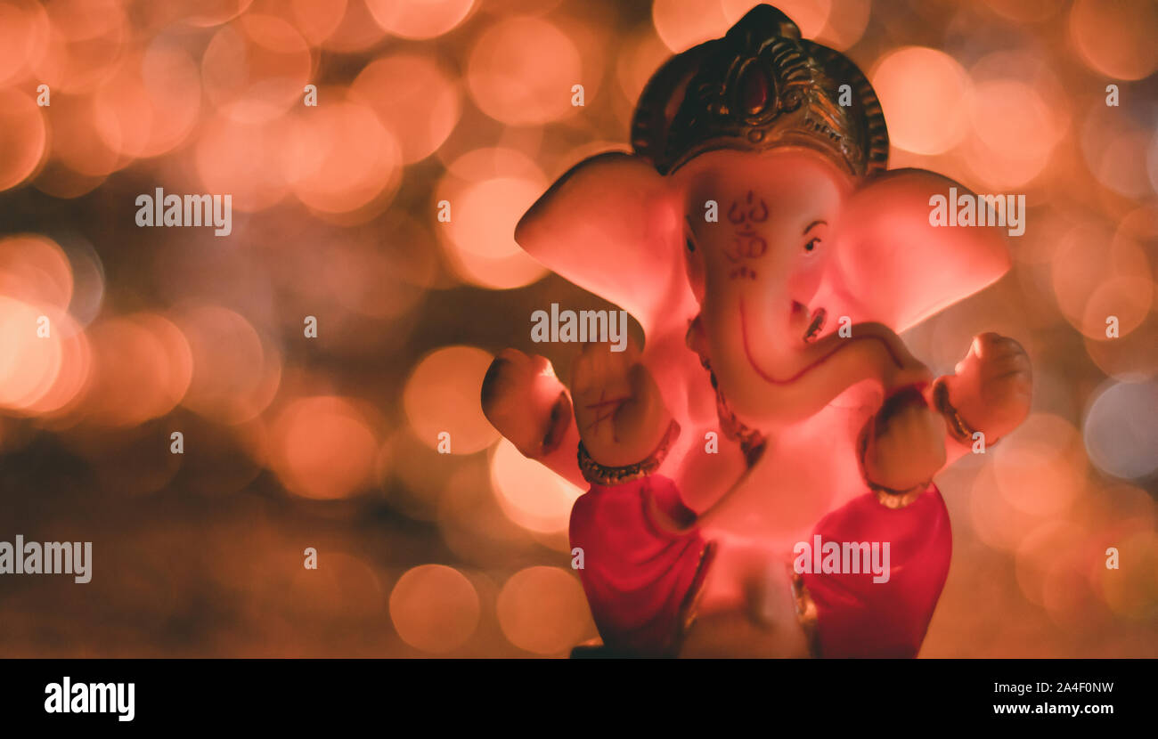 Luce bassa foto del Signore ganesha idolo dalla parte anteriore con morbido e effetto opaco Foto Stock