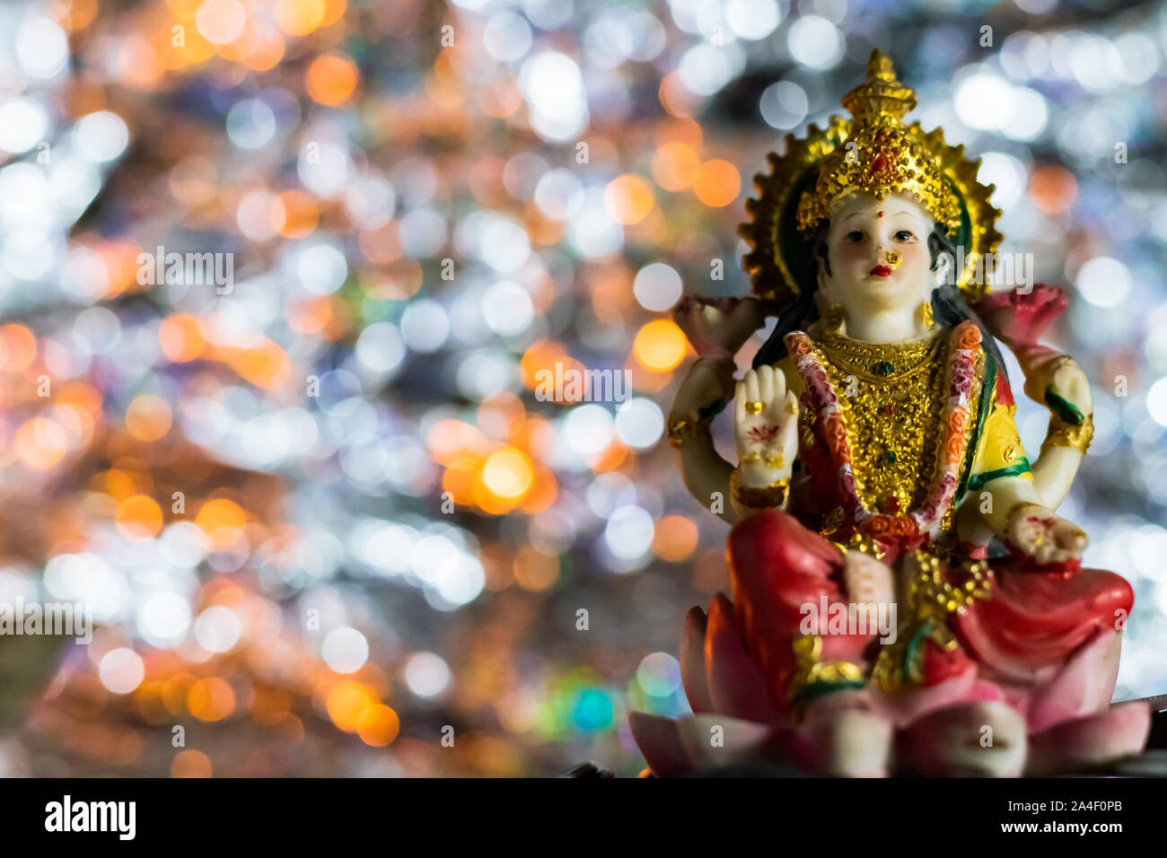 Inquadratura dal basso della statua di Lakshmi - la dea della ricchezza e prosperità su una rosa-fiore di loto in Diwali Pooja Foto Stock