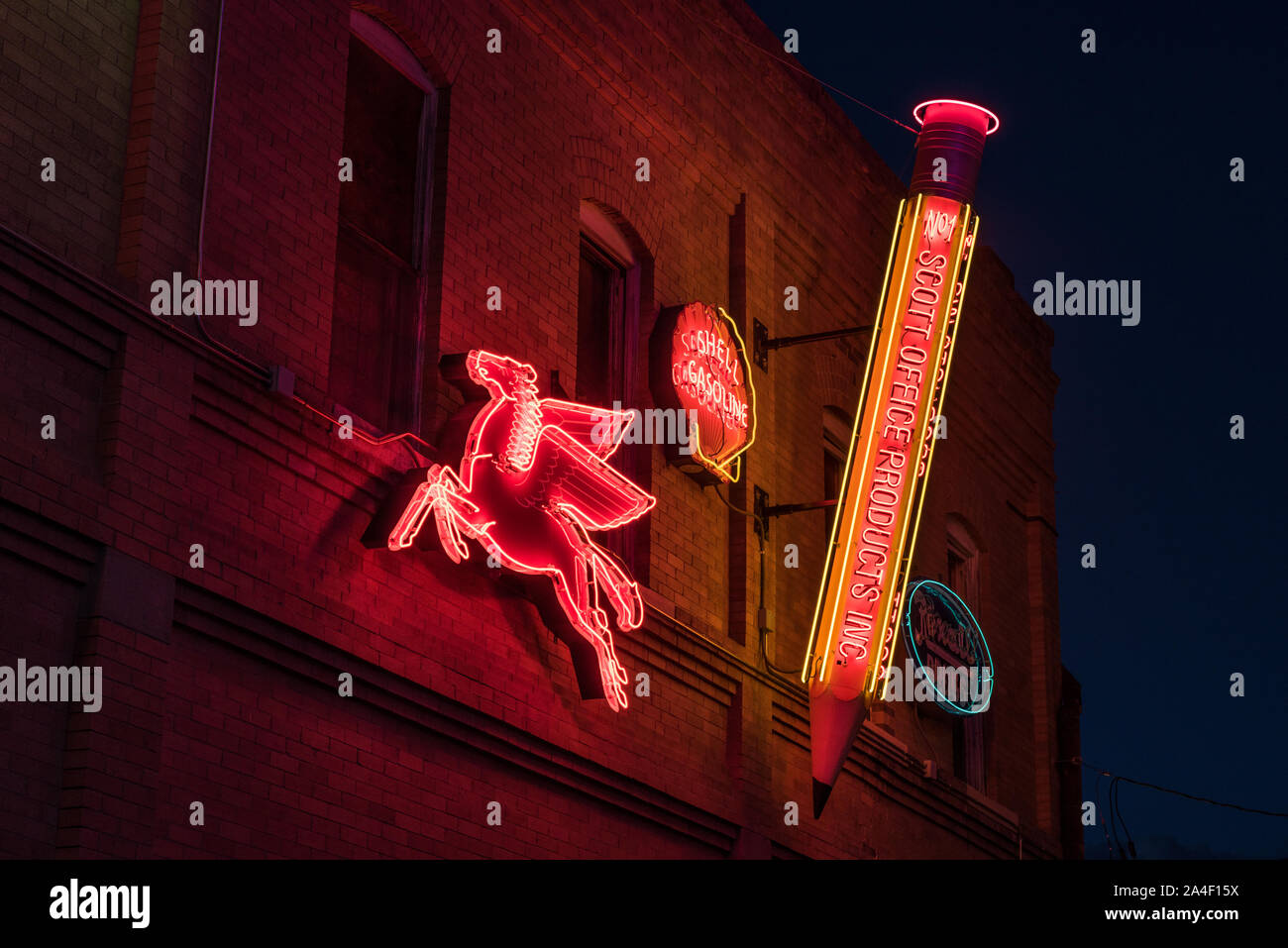 Tre degli originali insegne al neon vicolo, un pubblico-art project in Pueblo, Colorado, ideato dal collettore di segno Giuseppe Koncilja Foto Stock