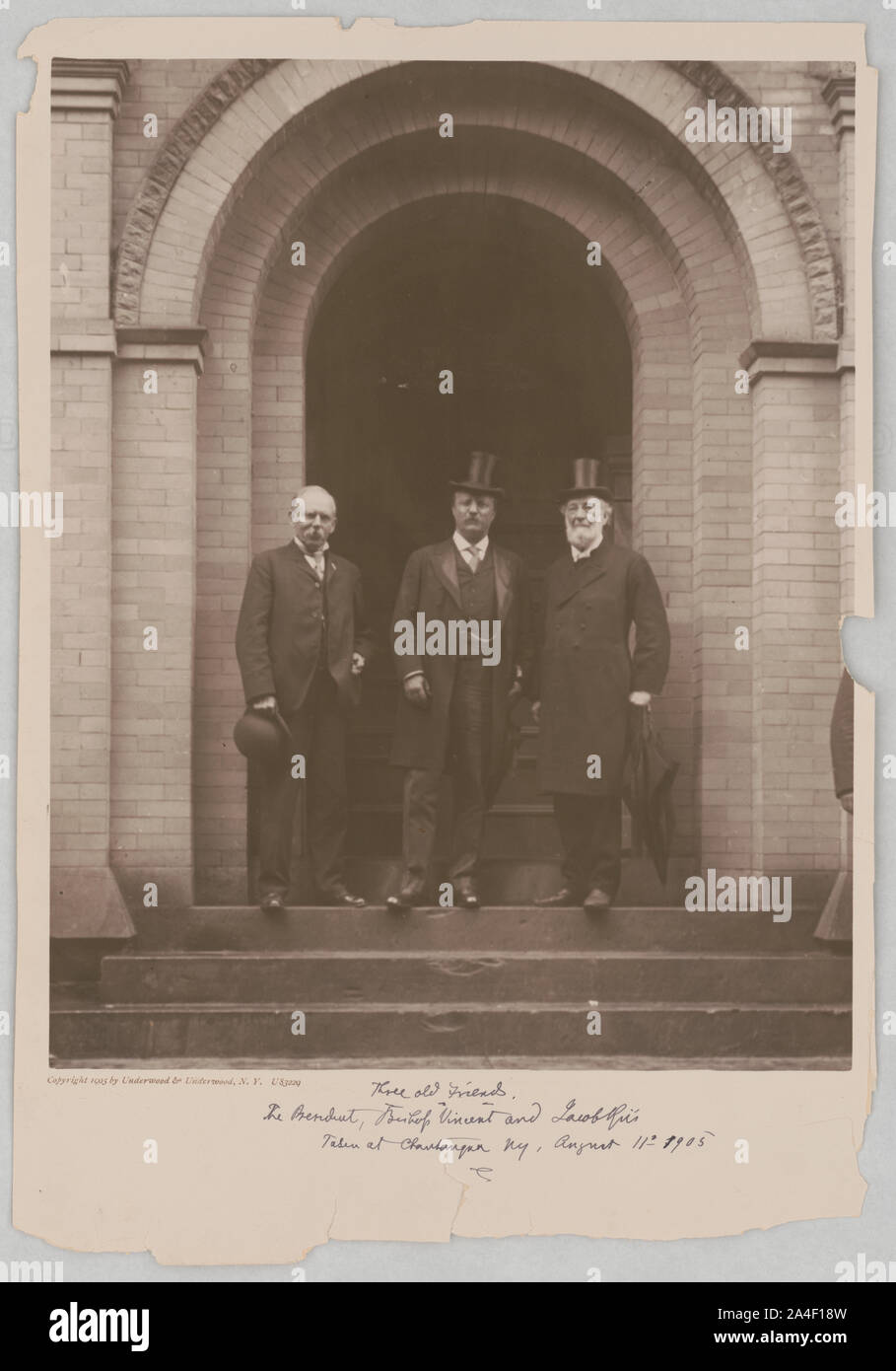 Tre vecchi amici. Il Presidente Mons. Vincent e Jacob Riis prese a Chautauqua NY, 11 agosto 1905 Foto Stock