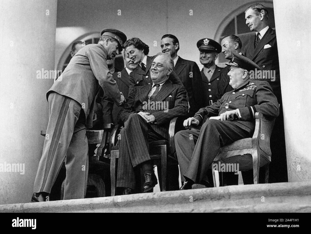 Churchill alla Teheran Conference. Stalin scuote le mani con Sarah Churchill mentre Roosevelt e suo padre e Anthony Eden guardano. Novembre 1943 Foto Stock