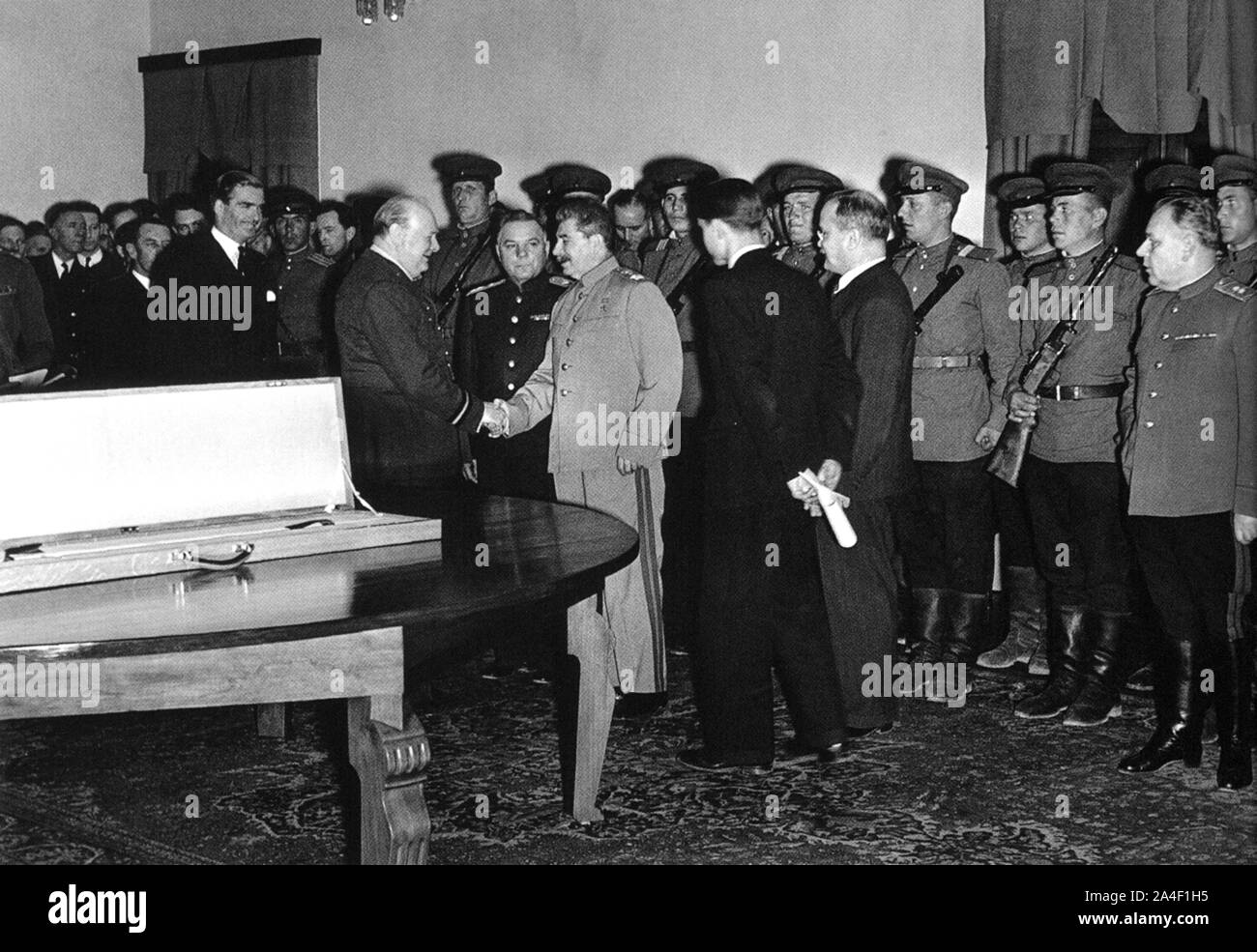 Churchill Shaking mano Stalin guardato da Eden e Molotov. Presenta una Spada di Stato dal Re Giorgio V1 al popolo di Stalingrado. Novembre 43 Foto Stock