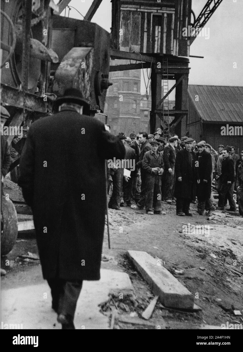 Winston Churchill visita il cantiere navale di Tilbury sul fiume Tamigi, dove erano in costruzione i cassoni per i Mulberry Harbors. Marzo 1944 Foto Stock