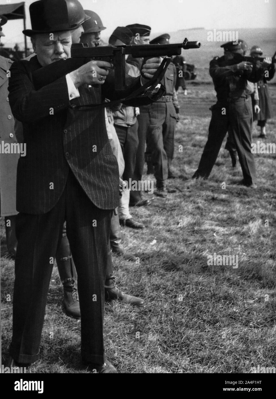 Winston Churchill lancia una pistola-macchina Thompson. Anche sparare la pistola tommy è il generale Eisenhower. 23 marzo 1944 Foto Stock