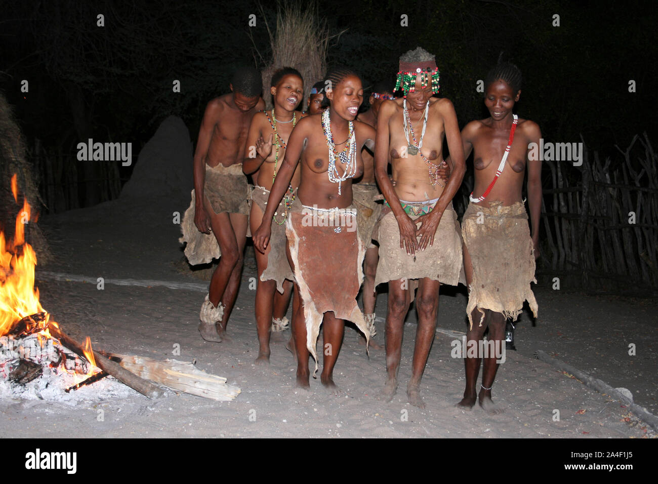 Hei / Omn (Etosha San) Boscimani Dancing prese a Treesleeper Camp, Namibia, Africa Foto Stock