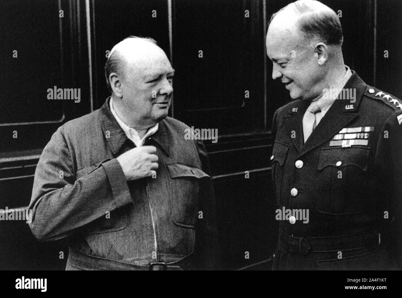 Winston Churchill indossa la sua tuta sirena parla con il generale Eisenhower. Comandante supremo delle forze alleate Expeditionary Force.15th May1944 Foto Stock