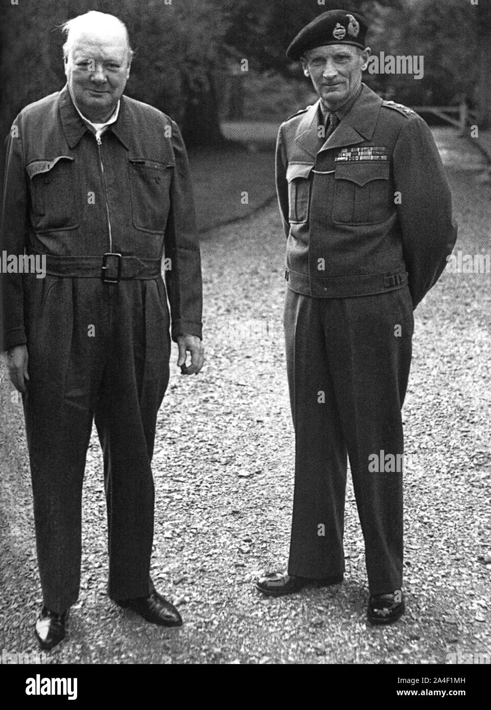 Winston Churchill indossa la sua tuta sirena, con il generale Montgomery poco prima dell'invasione del D-day in Normandia. 19 maggio 1944 Foto Stock