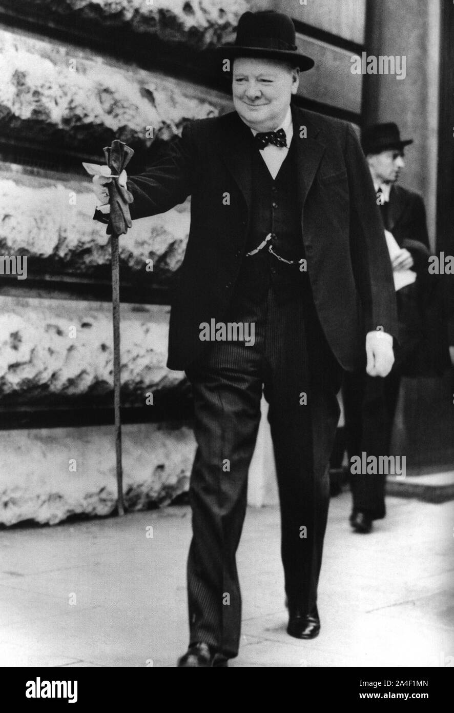 Winston Churchill lascia Downing Street per rivolgersi al Parlamento la mattina del D-Day, 6 giugno 1944 Foto Stock