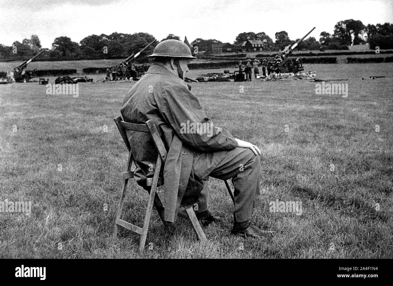 Churchill visita la batteria anti-aereo di sua figlia Mary a Kent dove Aerei e artiglieria sono stati dispiegati contro le bombe volanti tedesche V1.June'44 Foto Stock