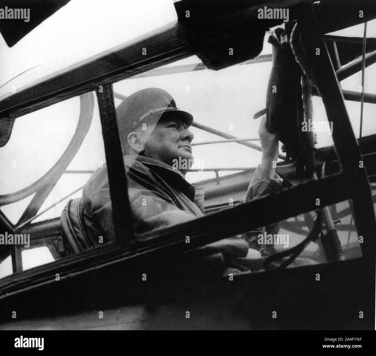 Winston Churchill in un aereo leggero per osservare la battaglia della Normandia dall'alto. Luglio 1944 Foto Stock