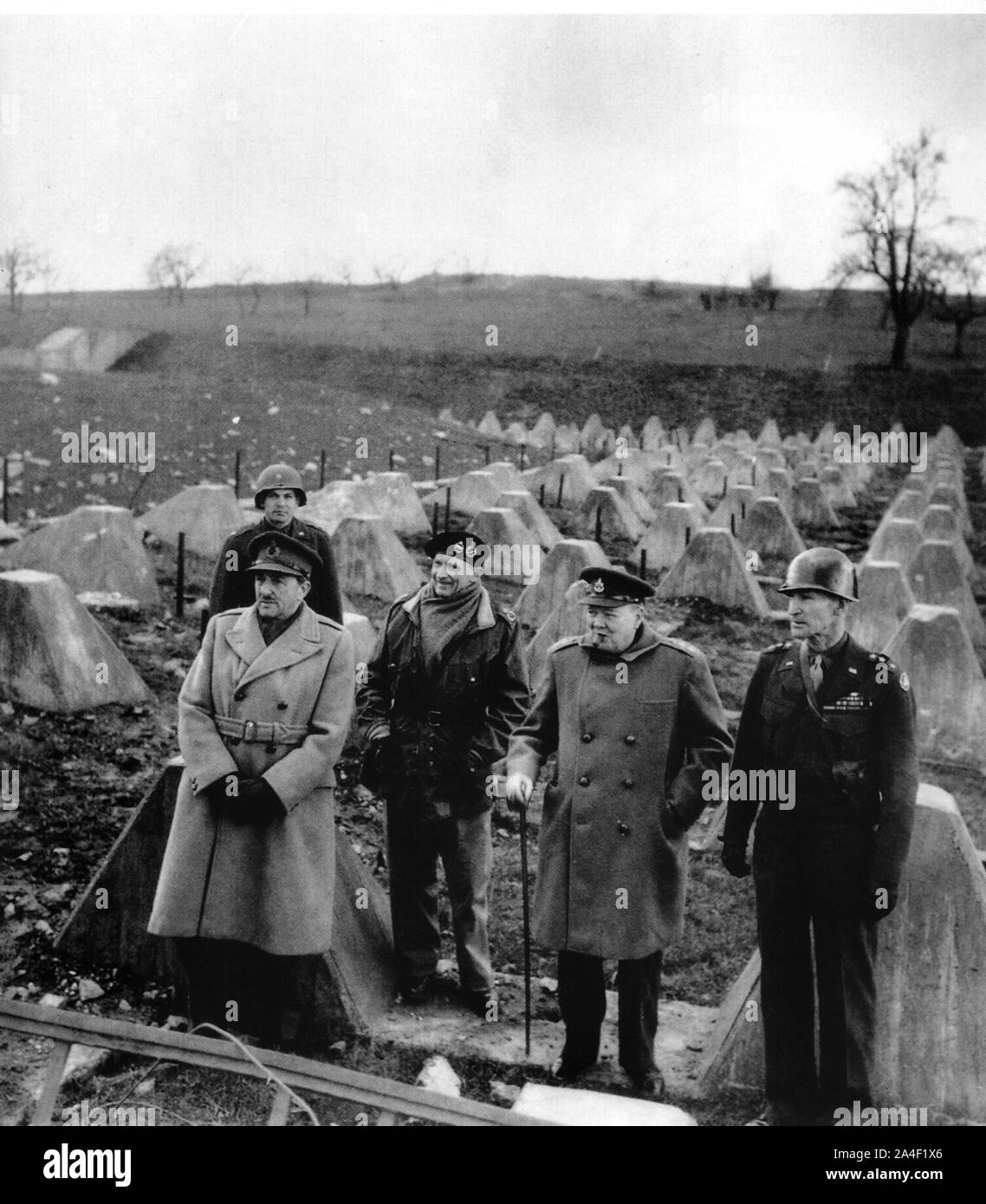 Churchill, Field Marshalls Brooke e Montgomery e il generale degli Stati Uniti William H. Simpson a 'denti di dragon' anti-serbatoio trappola vicino Aachen, Germania.3/3/1945 Foto Stock