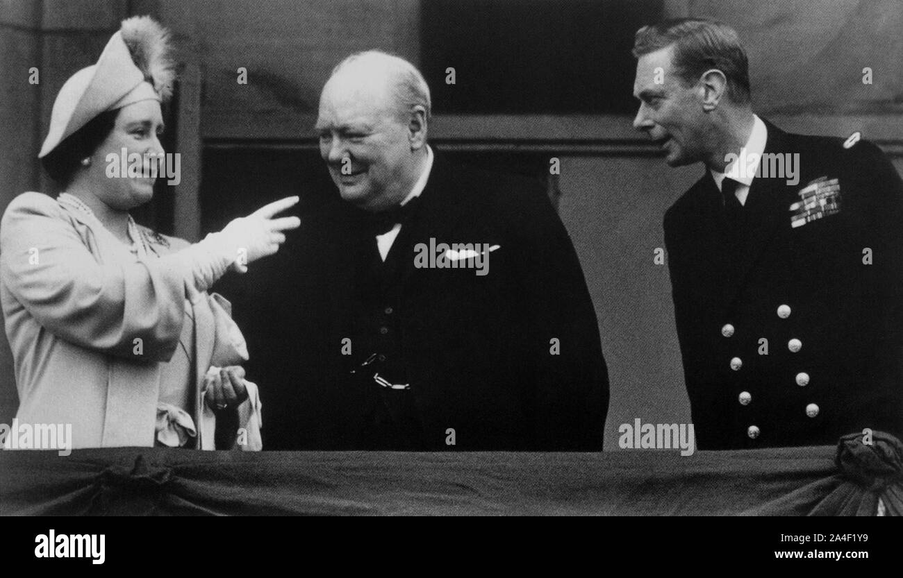 Winston Churchill con le loro Maestà Re George Vl e la Regina Elisabetta il giorno VE. Balcone di Buckingham Palace. 8 maggio 1945 Foto Stock
