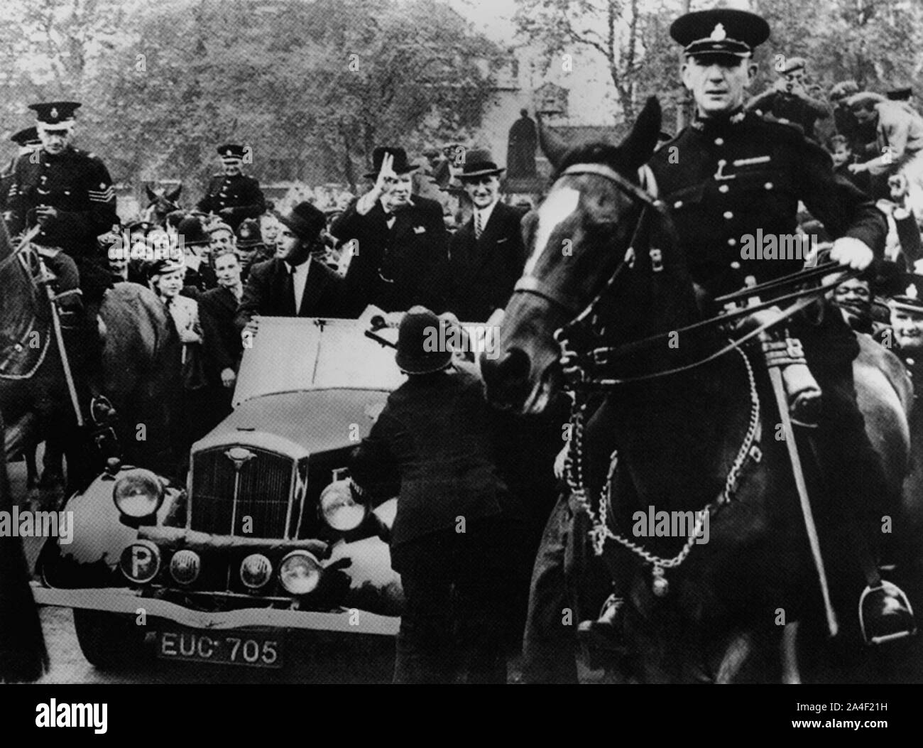 Winston Churchill sulla sua strada per il Parlamento il VE-Day. 8 maggio 1945 Foto Stock