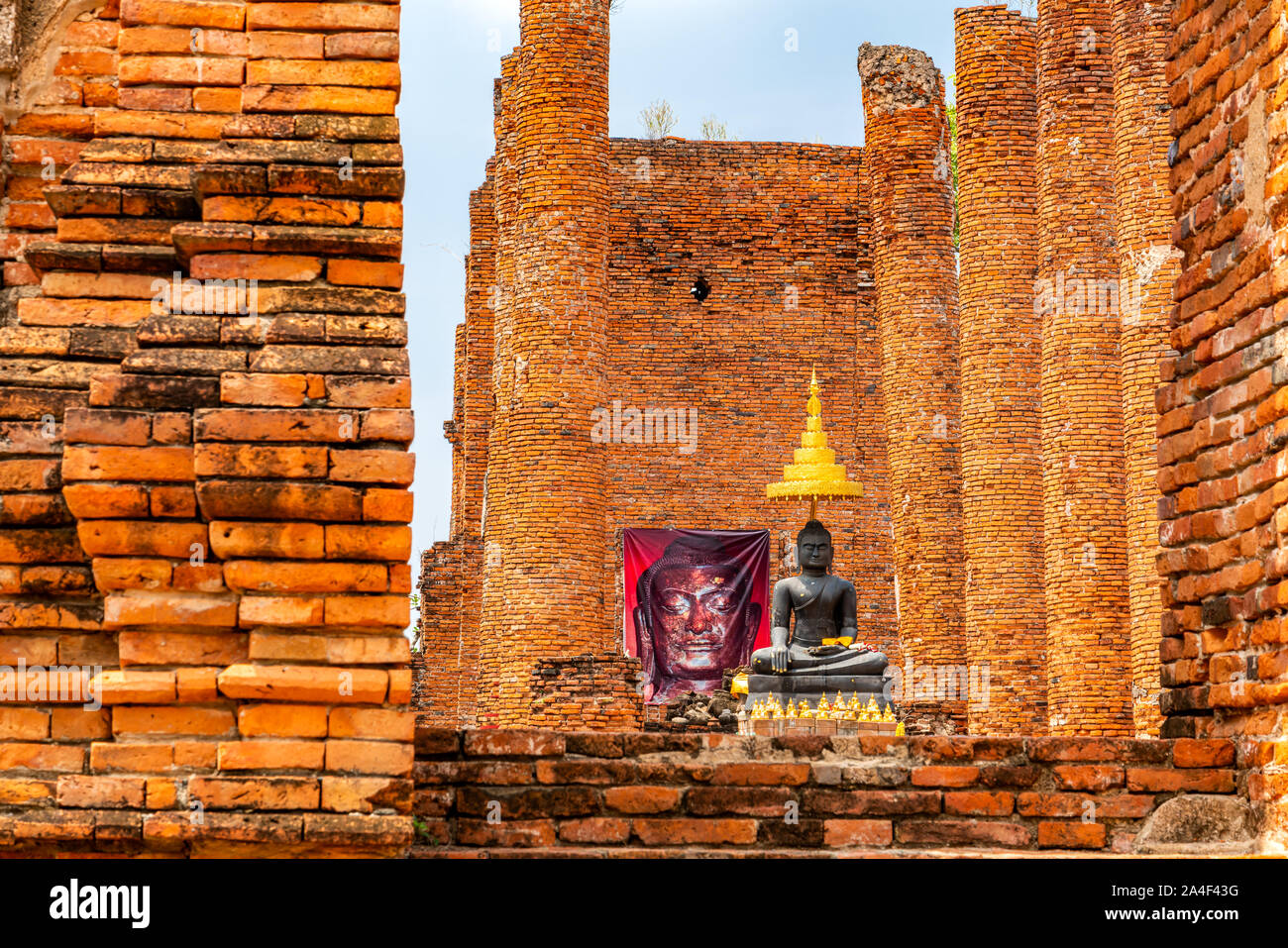 Statua del Buddha e le rovine della chiesa buddista di Wat Thammikarat in Phra Nakhon Si Ayutthaya provincia della Thailandia Foto Stock