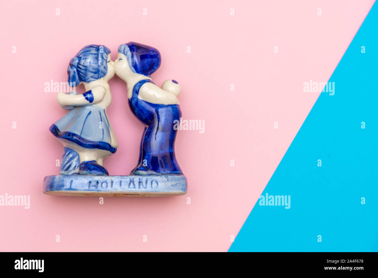 Blu Delft kissing ornamento su un pastello laici piana di rosa, bianco e blu dai Paesi Bassi. Foto Stock