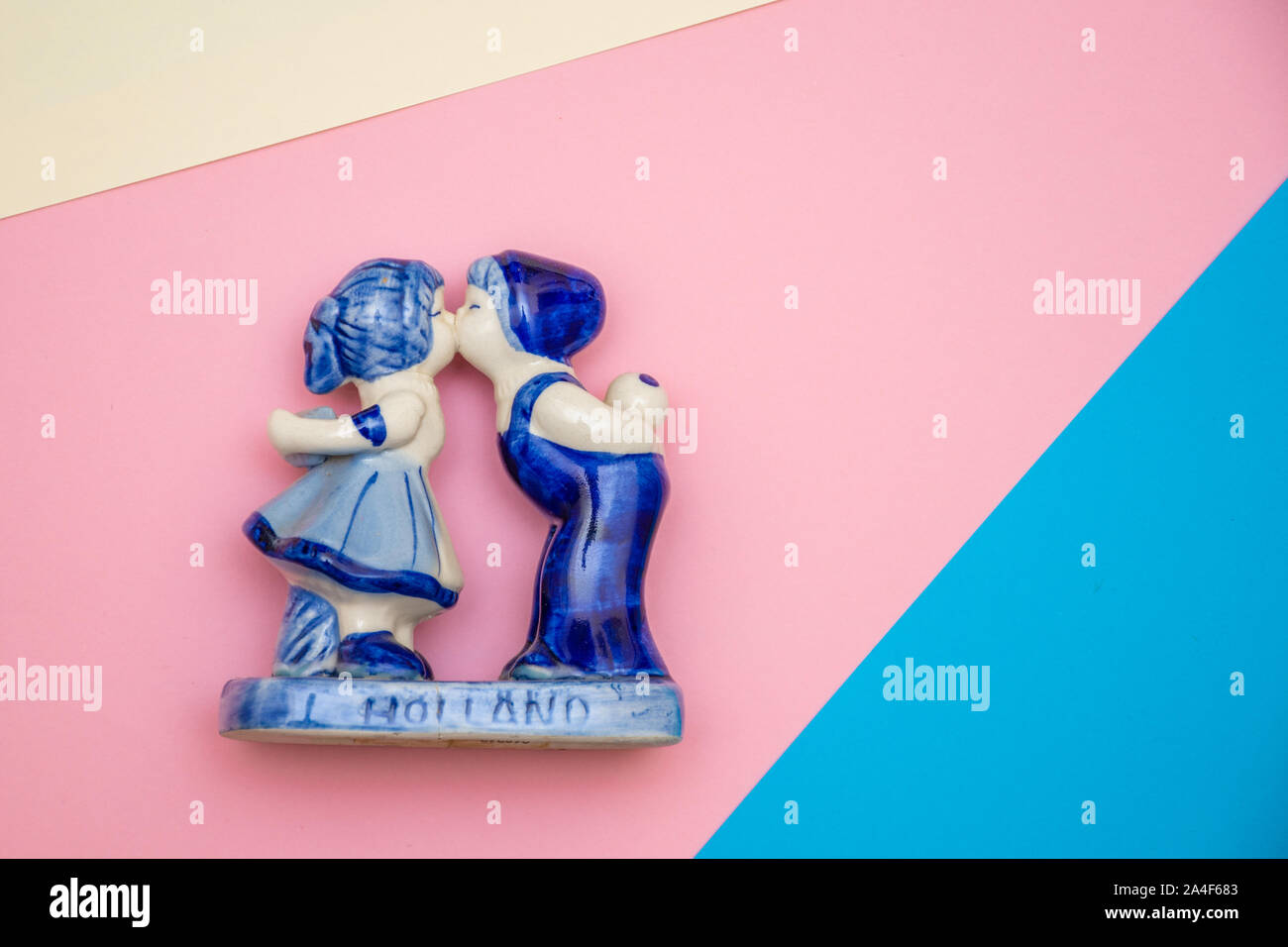 Blu Delft kissing ornamento su un pastello laici piana di rosa, bianco e blu dai Paesi Bassi. Foto Stock
