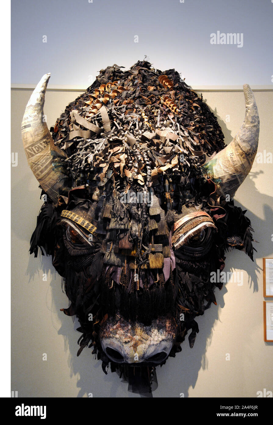 Un mixed media tridimensionali di arte lavoro intitolato "Buffalo" da Holly Hughes sul display nel palazzo Capitol Santa Fe, New Mexico. Foto Stock