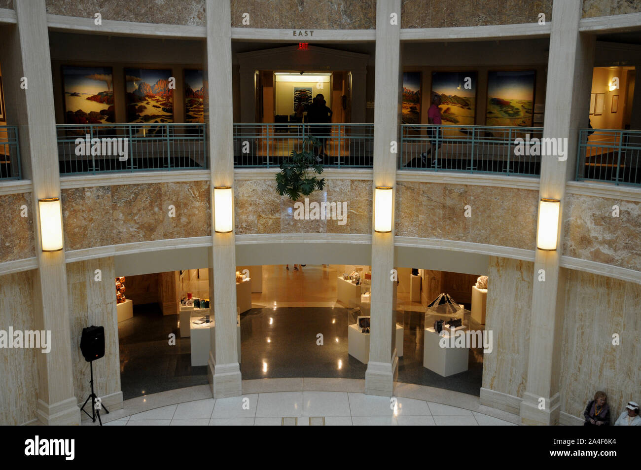 Interno del Campidoglio dello Stato del New Mexico . Gran parte del palazzo è aperta al pubblico sia per visualizzare dove la governance di stato avviene e vista l'arte Foto Stock