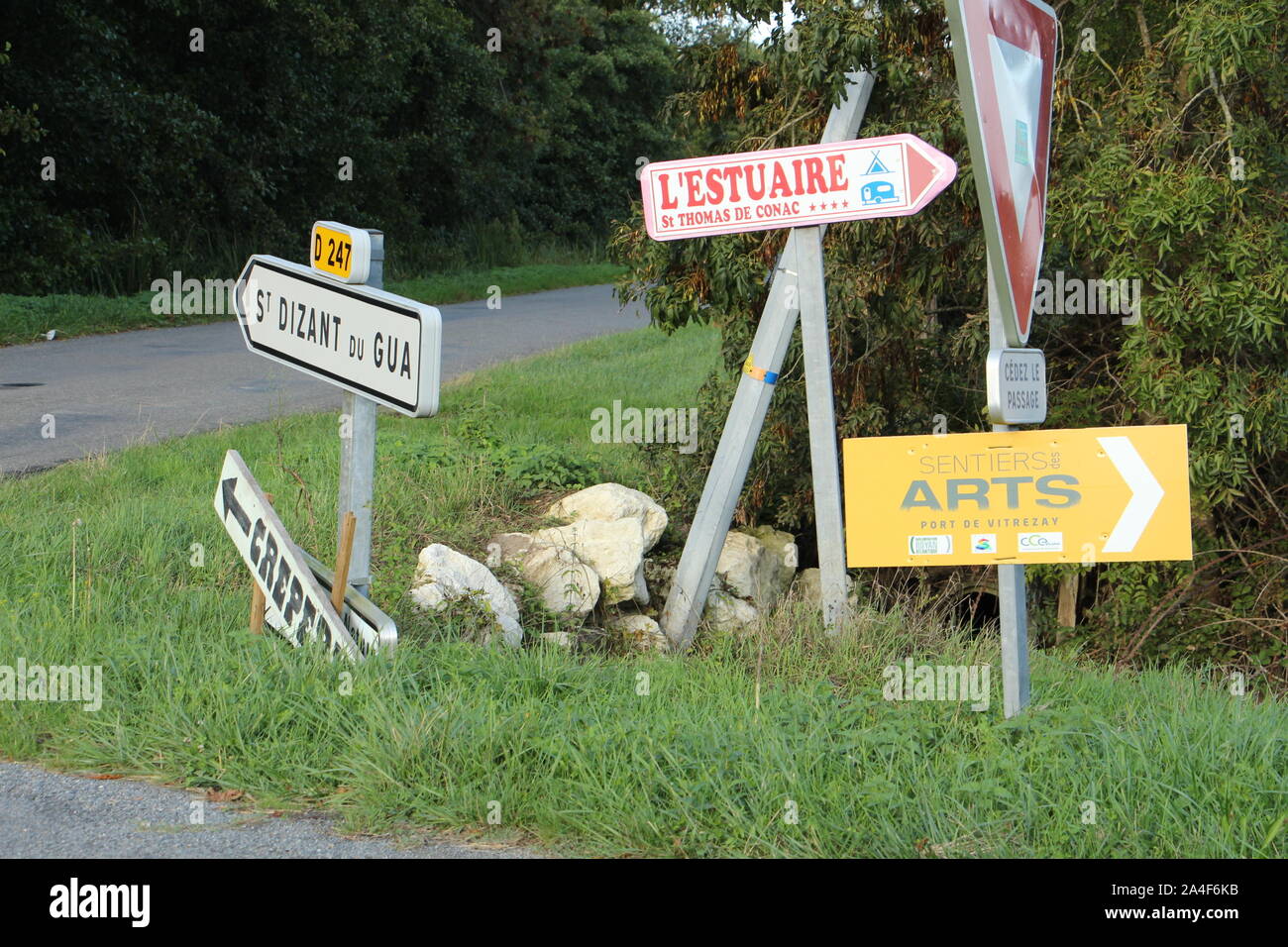 Il 'Sentiers des Arts' offerte in diverse tappe artistiche la scoperta di originale, monumentali opere effimere paesaggio héritage Foto Stock