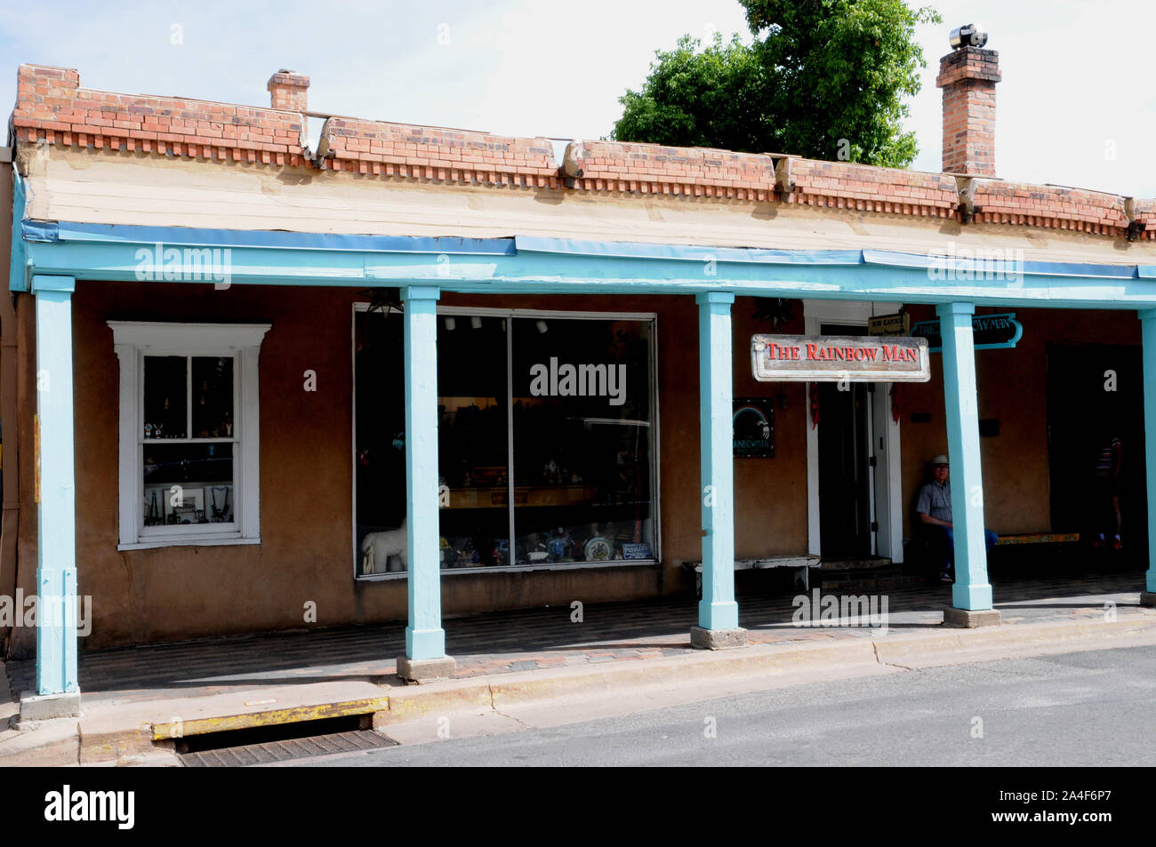 Negozio di fronte sulla East Palace Avenue, Santa Fe, New Mexico. Il negozio è noto come il Rainbow Man e vende dei nativi americani e ispanici arti e mestieri. Foto Stock