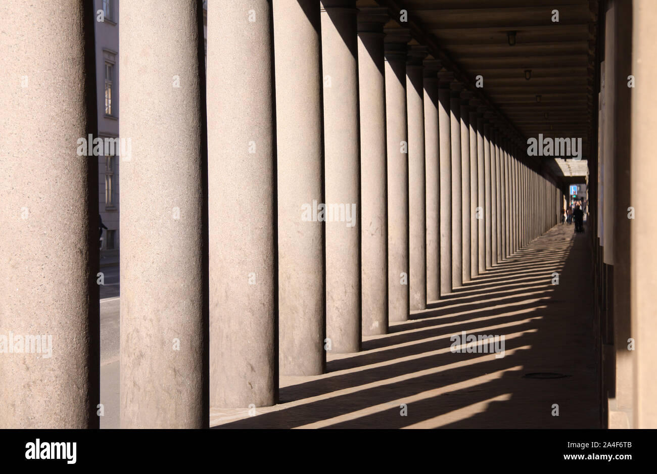 Lungo porticato in stile barocco nel sole pomeridiano con lunghe ombre. Foto Stock